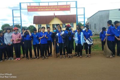 Đoàn trường THPT Đắk Glong chung tay xây dựng nông thôn mới.