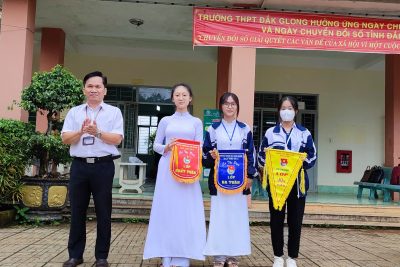 TRƯỜNG THPT ĐẮK GLONG TỔ CHỨC CHÀO CỜ TUẦN 12- TRAO PHẦN THƯỞNG CHO CÁC TIẾT MỤC VĂN NGHỆ ĐẠT GIẢI