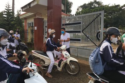 Học sinh THPT Đắk Glong đi học trở lại sau 3 tuần học trực tuyến.