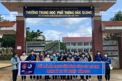 Huyện đoàn Đắk Glong phát động chương trình Lễ ra quân “tiếp sức mùa thi” năm 2022 tại điểm thi 12 và điểm thi 15.