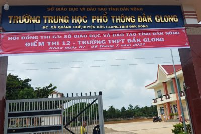 Học sinh Trường THPT Đắk Glong và trường PTDTNT THCS và THPT huyện Đắk Glong làm thủ tục dự thi tốt nghiệp THPT năm 2021..