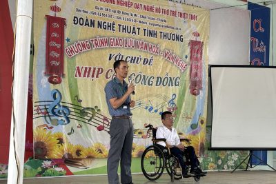 Trường THPT Đắk Glong phối hợp Trung tâm hướng nghiệp dạy nghề hỗ trợ trẻ thiệt thòi Giao lưu văn hóa -văn nghệ với chủ đề nhịp cầu cộng đồng.