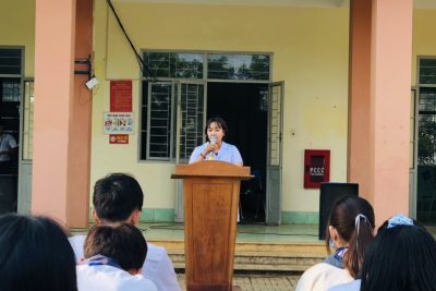 Tuyên truyền trong phòng chống dịch bệnh tại trường THPT Đắk Glong.