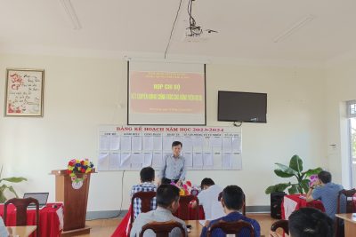 Chi bộ trường THPT Đắk Glong họp xét chuyển đảng chính thức cho đảng viên dự bị