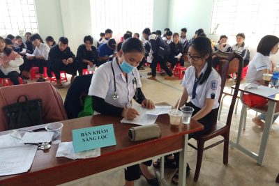 Trường THPT Đắk Glong kết hợp với trung tâm y tế huyện Đắk Glong tiêm phòng Bạch hầu cho học sinh và giáo viên.