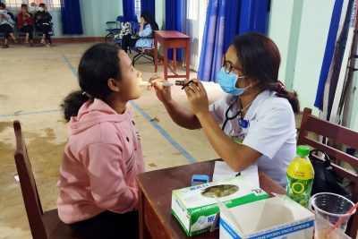 Trường THPT Đắk Glong phối hợp với TTYT huyện Đắk Glong khám sức khỏe cho học sinh toàn trường.