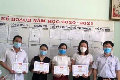 Hiệu trưởng trường THPT Đắk Glong tặng giấy khen và phần thưởng cho giáo viên có thành tích năm học 2020-2021.