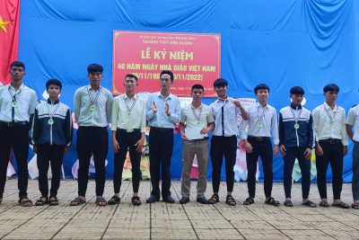 Trường THPT Đắk Glong tổ chức giải bóng đá mini chào mừng 40 năm ngày Nhà giáo Việt Nam 20/11.