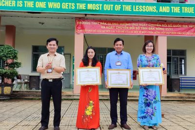 Trường THPT Đắk Glong tổ chức chào cờ tuần học thứ 6 và trao giấy khen cho các cá nhân có thành tích xuất sắc.