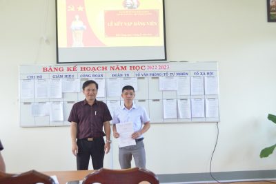 Chi bộ Trường THPT Đắk Glong tổ chức lễ kết nạp đảng viên năm 2022