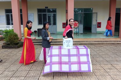 Trường THPT Đắk Glong quyên góp ủng hộ đồng bào miền Trung.