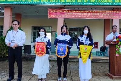 Trường THPT Đắk Glong tổ chức chào cờ tuần 15.