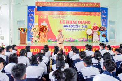 Đội CSGT Công an huyện Đắk Glong tuyên truyền Luật ATGT cho các em học sinh trường THPT Đắk Glong.