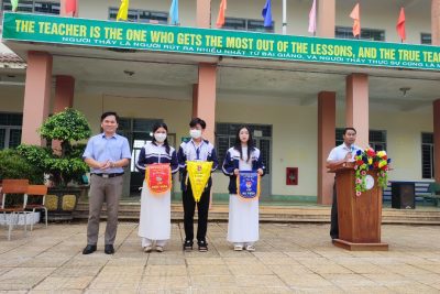 Trường THPT Đắk Glong tổ chức chào cờ tuần 29, trao giải thưởng cho các hoạt động trò chơi dân gian ngày 26/3