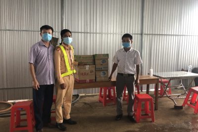 Công đoàn trường thăm, động viên và trao tặng quà  cho các chốt kiểm soát phòng, chống dịch  bệnh Covid- 19 trên địa bàn huyện Đắk Glong.