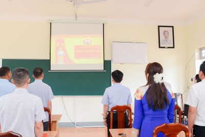 Chi bộ Trường THPT Đắk Glong tổ chức lễ kết nạp đảng viên cho đồng chí Nguyễn Lê Phương Vy