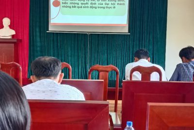Chi bộ trường THPT Đắk Glong học tập Nghị quyết Đại hội các cấp.