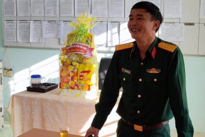 Ban chỉ huy quân sự huyện Đắk Glong thăm và chúc tết trường THPT Đắk Glong.