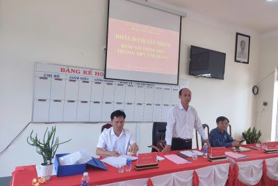 Đoàn đánh giá ngoài Sở GD & ĐT Đắk Nông khảo sát, đánh giá và xác định mức độ cơ sở giáo dục đáp ứng các tiêu chí trong tiêu chuẩn đánh giá chất lượng giáo dục của trường Trung học phổ thông Đắk Glong.