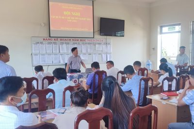 Trường THPT Đắk Glong tổ chức hội nghị tập huấn quy chế thi tốt nghiệp THPT năm 2024 bộ giáo viên, nhân viên.