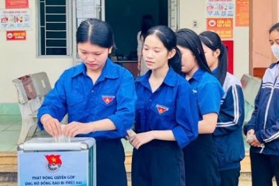 Tập thể cán bộ quản lý, giáo viên, nhân viên và học sinh trường THPT Đắk Glong tham gia ủng hộ giúp đỡ đồng bào bị thiên tai